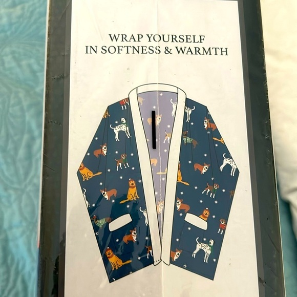 Dogs Plush Wrap Red Deep Pockets Oversized Pockets NEW ! DOGS - Picture 6 of 12